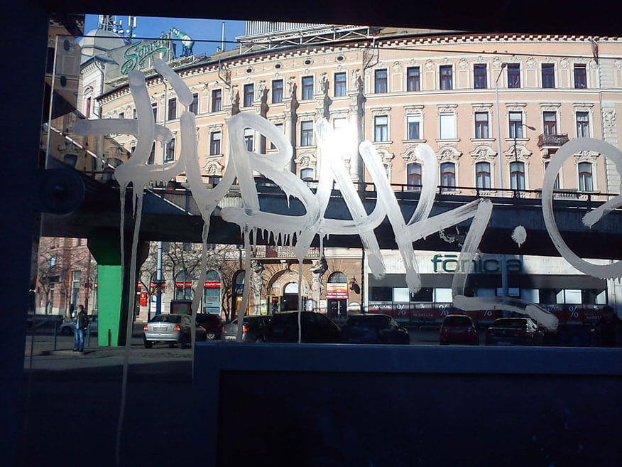 Etching Graffiti auf einer Glasscheibe