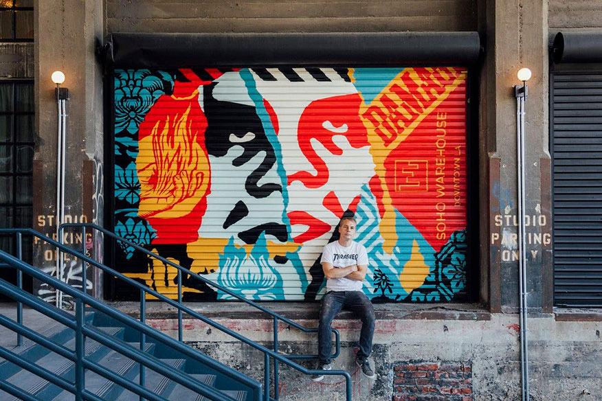 Shepard Fairey sitzt vor dem Soho-Warehouse