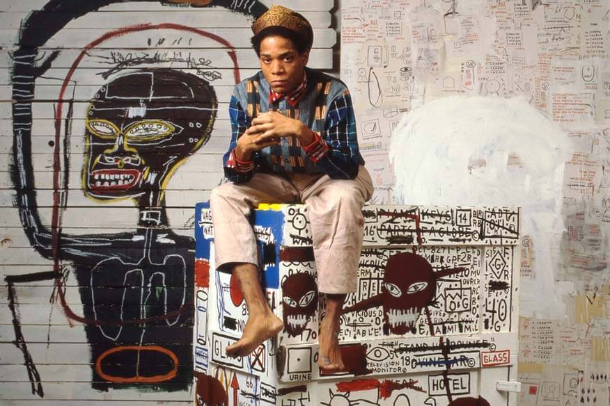 Jean-Michel Basquiat sitzt im Studio New York