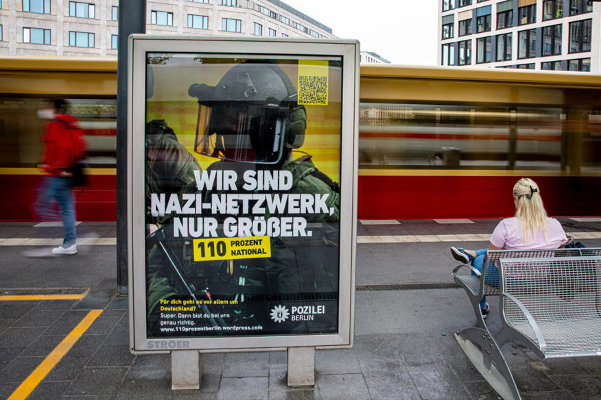 Adbusting Beispiel an einer Werbevitrinen