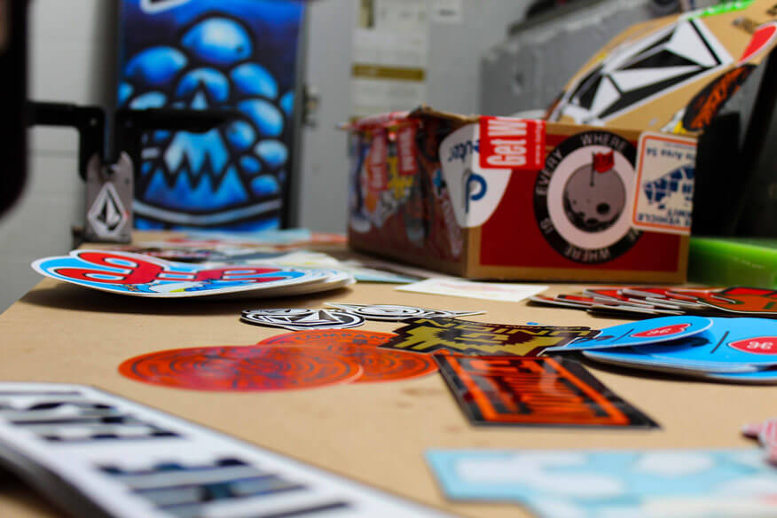 Selbst hergestellte Graffiti-Sticker liegen auf einem Tisch