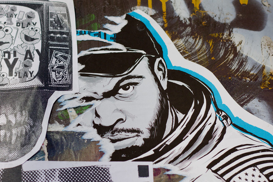 Halb entfernter Graffiti-Sticker