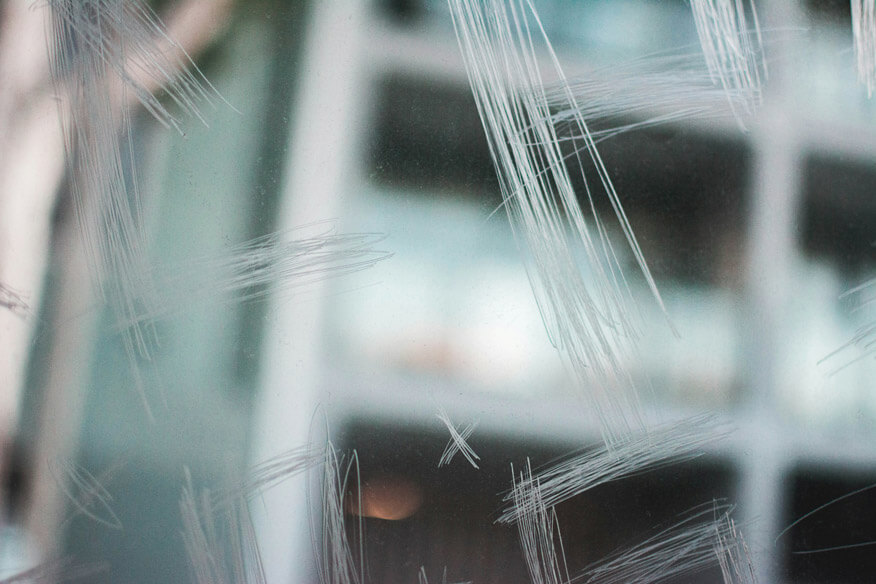 Scratching - Scratchiti auf einer Glasscheibe