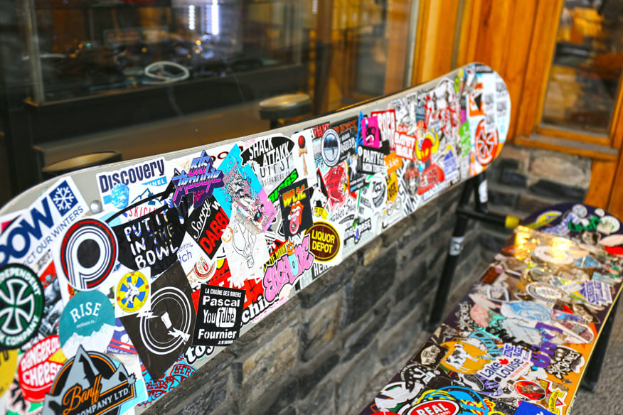 Graffiti Stickerbomb in einer Stadt
