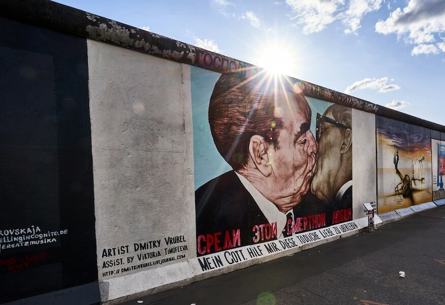 Berühmtes Graffiti "Mein Gott, hilf mir, diese tödliche Liebe zu überleben" (Bruderkuss) des Künstlers Dmitri Vrubel auf der Berliner Mauer, symbolisiert die Geschichte des Graffiti in der DDR und als Teil der East Side Gallery.