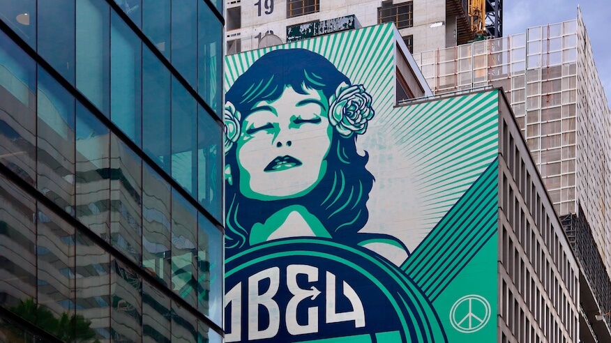 Großes Wandgemälde von Shepard Fairey, das eine Frau und das ikonische OBEY-Logo zeigt.