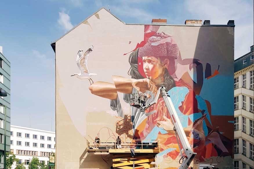 Monumentales Street Art Mural an einer Hausfassade