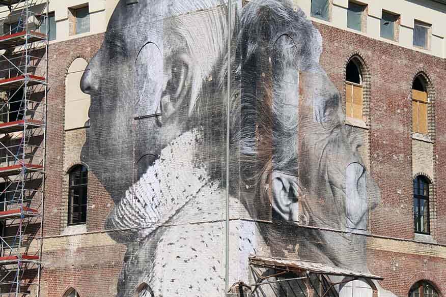 Paste-Up Street Art von JR an einer Fassade