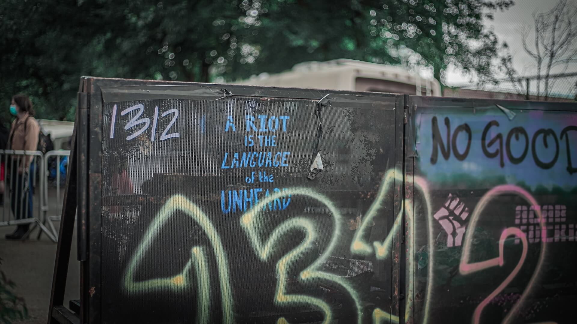 1312-Graffiti mit politischer Botschaft auf einer Wand – Symbol für Protest, Haltung und Street-Culture.